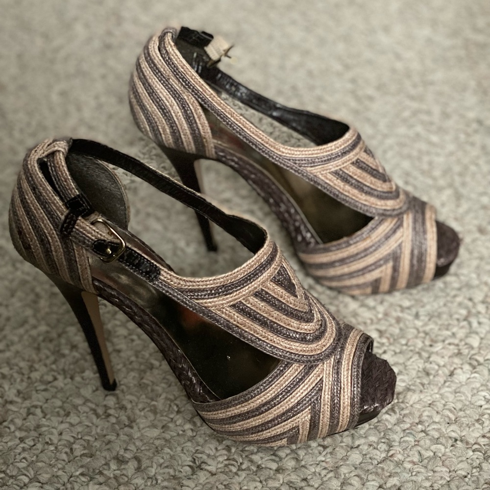 Platform Heel With Unique Design Pattern. - image 3